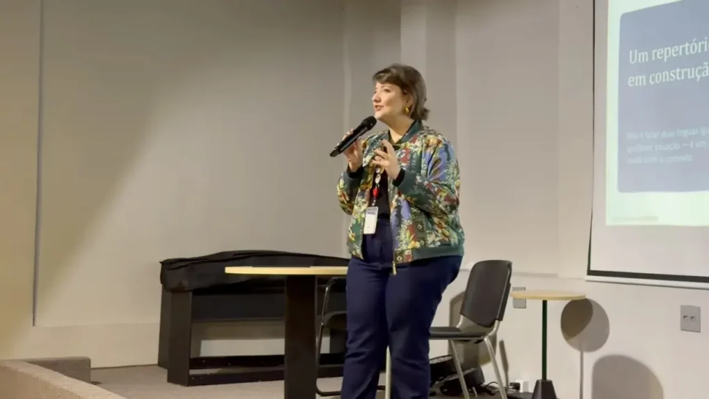 O aprendizado de uma segunda língua na infância acontece de forma gradual, começando pela compreensão e avançando para a produção no ritmo de cada criança.
